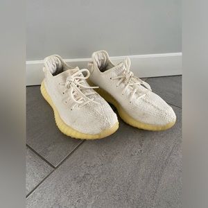 YEEZY BOOST 350 V2
Color: TRIPLE WHITE
